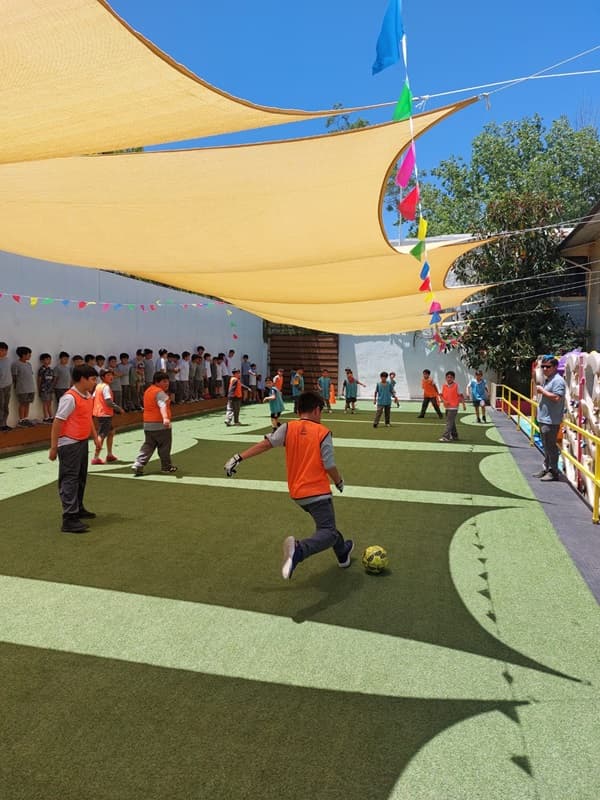 Estudiantes en actividad deportiva
